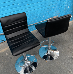 100x Black And 15x White Swivel Bar Stools For Sale