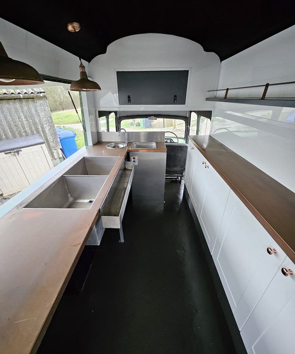 Mobile catering vehicle