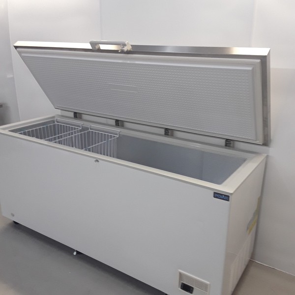 Commercial chest freezer