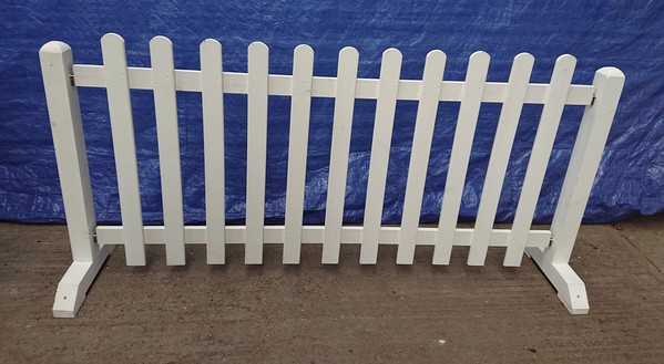 Secondhand Used 6ft Wide Freestanding White Wooden Picket Fencing Panels and Posts For Sale