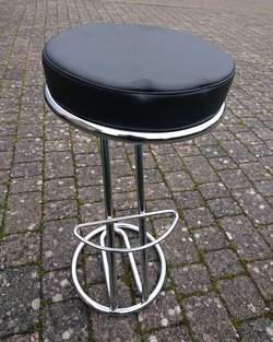 Secondhand High Bar Stools Z Style Chrome with Footrest and Black Seat Cushion For Sale