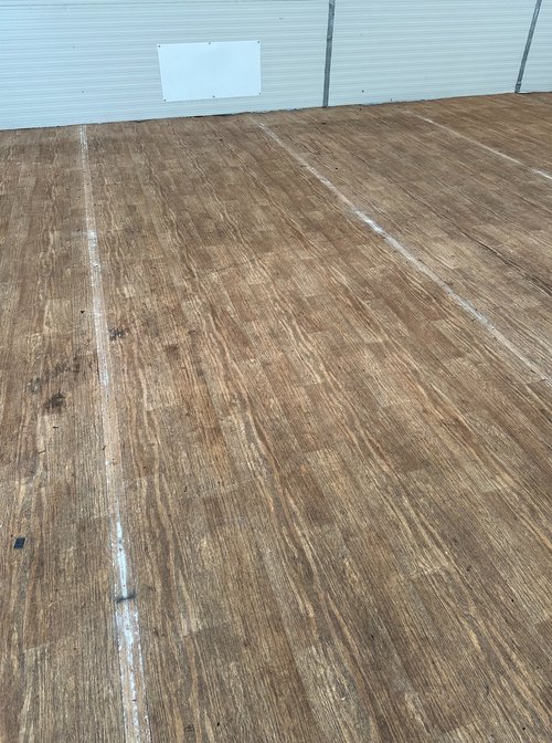 Secondhand 12x Rolls Of 2m x 9m Medium Oak Vinyl Free Secondhand 12x Rolls Of 2m x 9m Medium Oak Vinyl Free