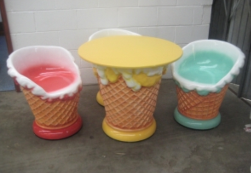 Secondhand Sweet n' Ice Cream Table & 4 Chairs For Sale Secondhand Sweet n' Ice Cream Table & 4 Chairs For Sale