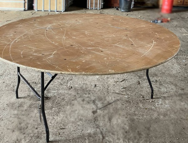 6ft round table with American style legs