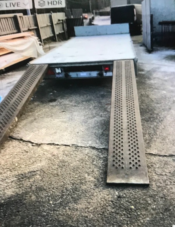 Flat bed trailer with car ramps