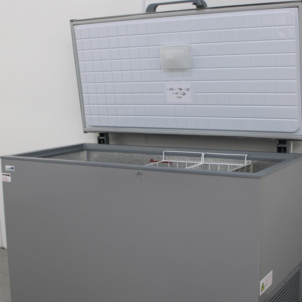 Catering chest freezer