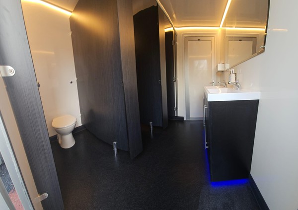 New Luxury 3+1 Toilet Trailer