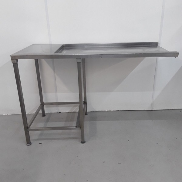 Dishwasher infeed table