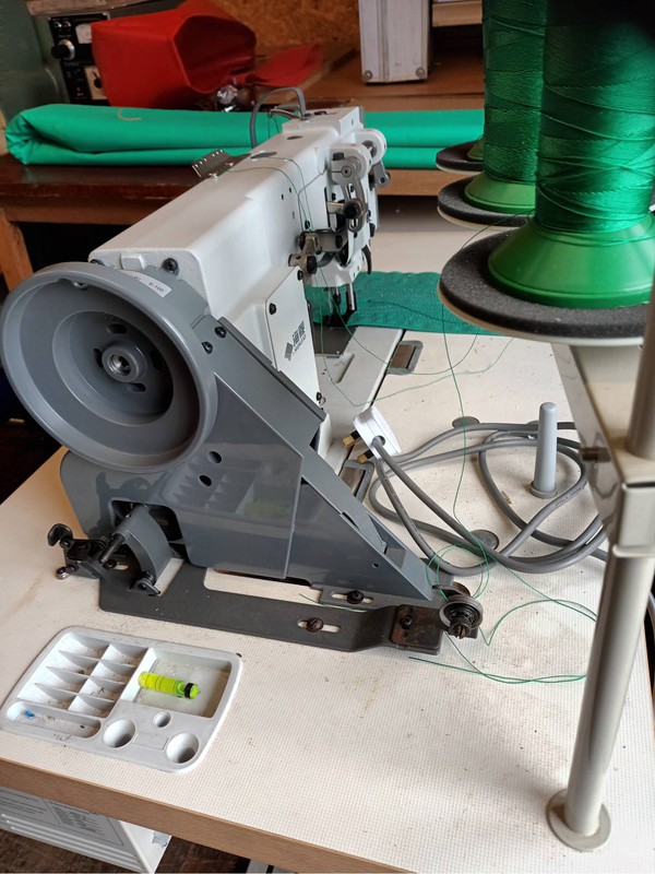 Industrial twin needle sewing machine