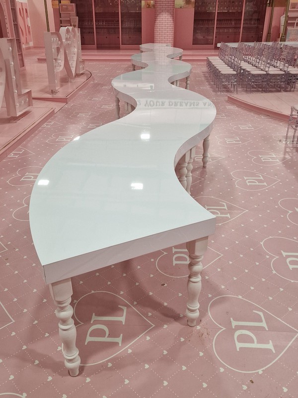 White Curved table