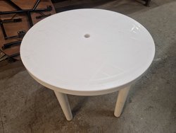 30” Round White Resin Table with 4 Legs