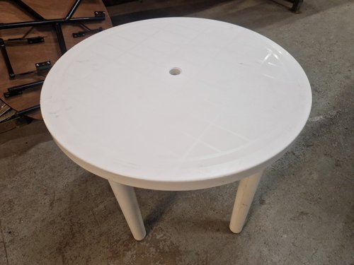 30” Round White Resin Table with 4 Legs 30” Round White Resin Table with 4 Legs