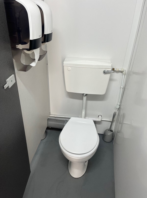 Secondhand 4+1 Recycling Toilet Unit