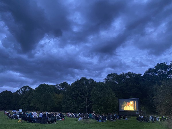 Airscreen outdoor cinema screen + projector