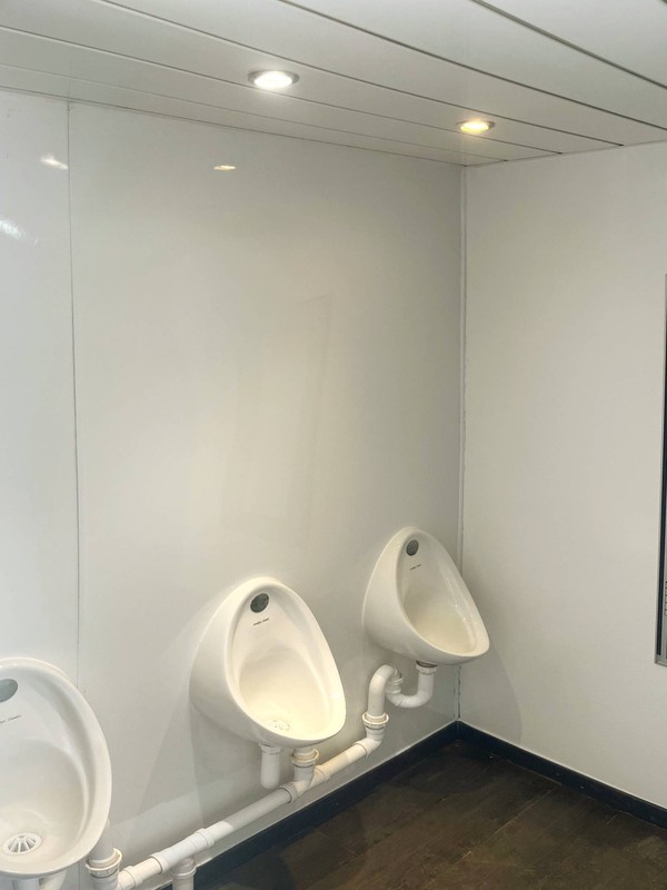 3x Gents urinals