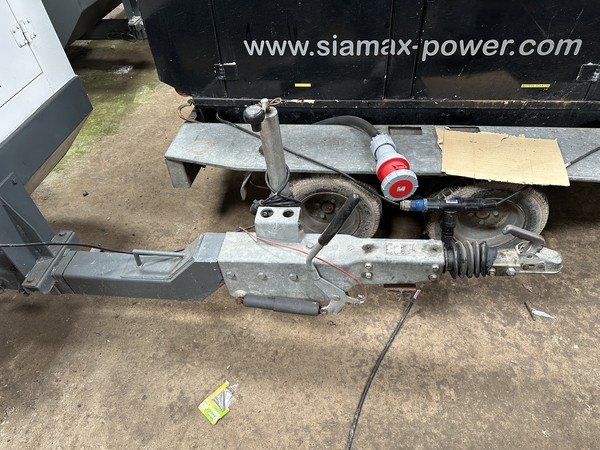 Road tow generator with removable tow bar