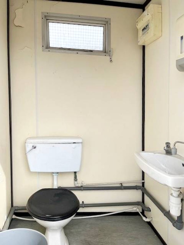 Toilet trailer