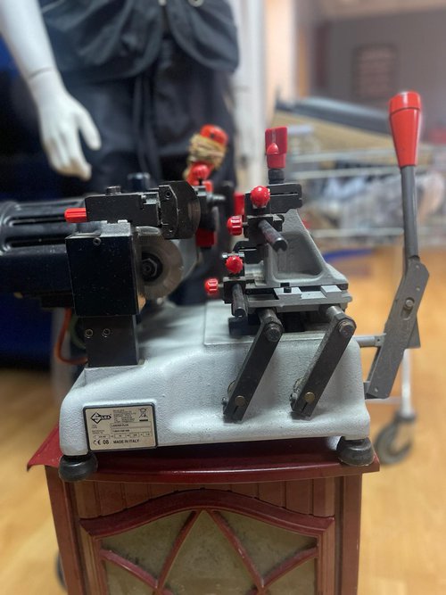 Key cutting machine for sale Key cutting machine for sale