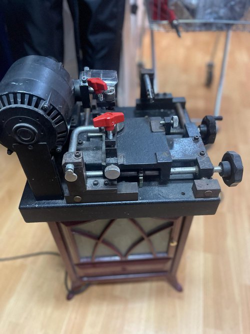 Key cutting machine Key cutting machine