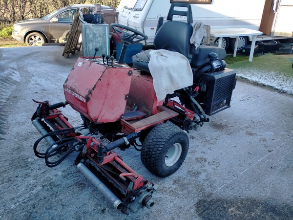 Three wheeled Jacobsen golf club mower