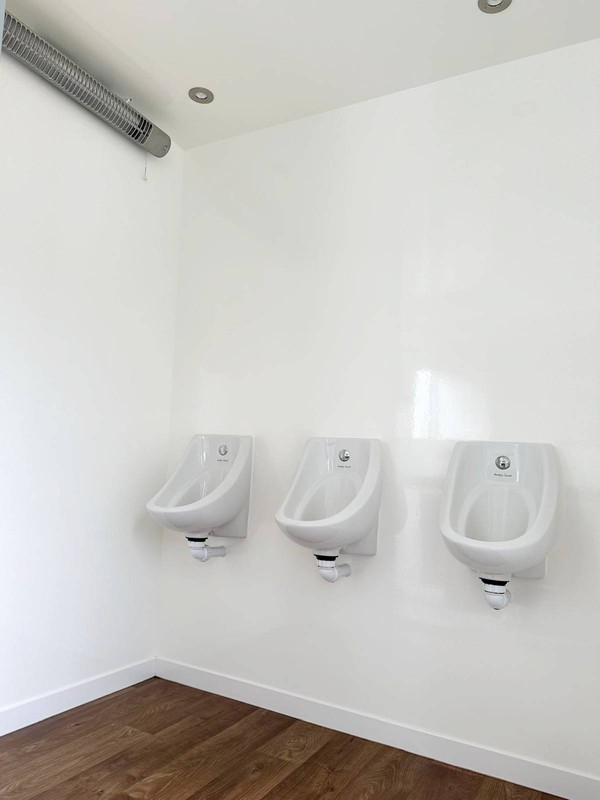 3x Gents Urinals in 3 + 1 + 3 mobile toilet