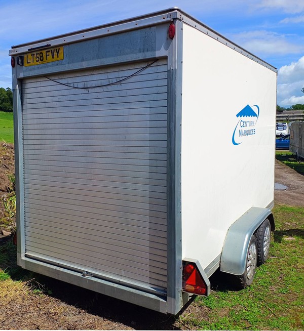 Box trailer with roller shutter door