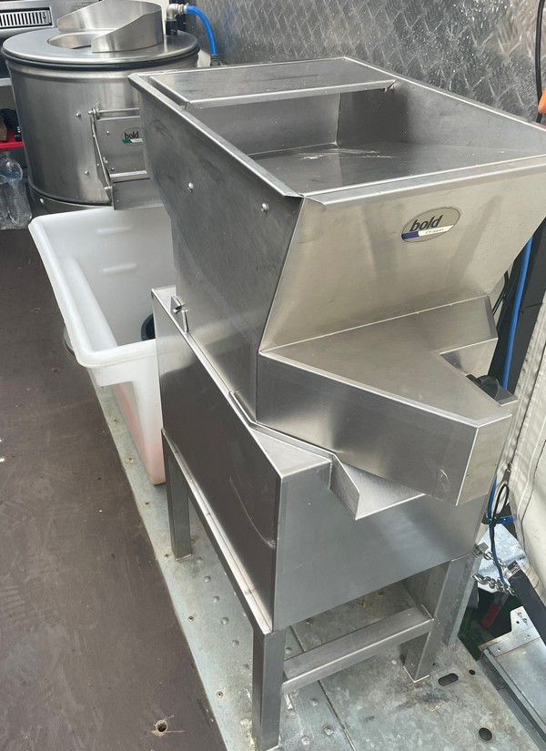 Bold stainless steel chipper