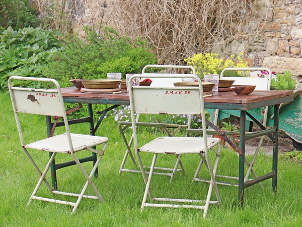 Secondhand Used Vintage Chairs White Folding For Sale