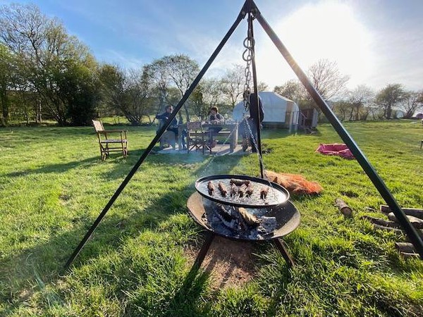 Swing grill for glamp site