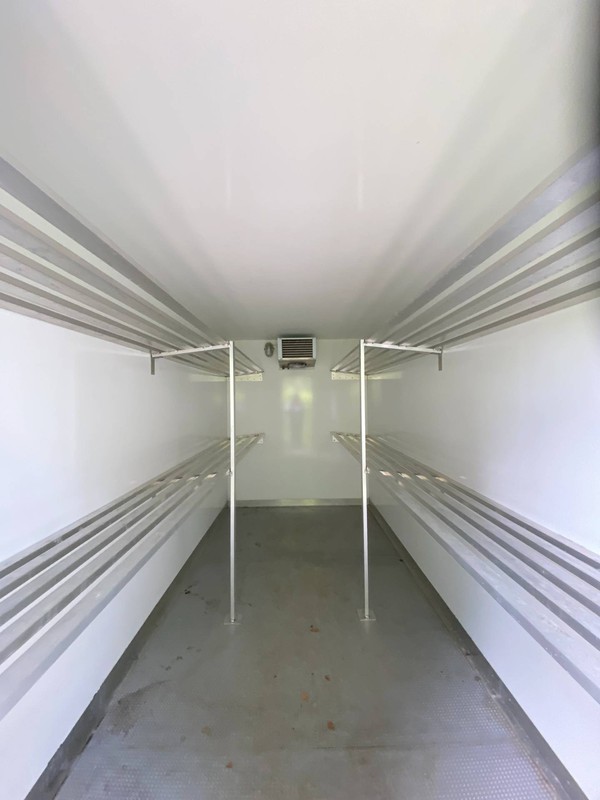 Fridge trailer with aluminium shelves