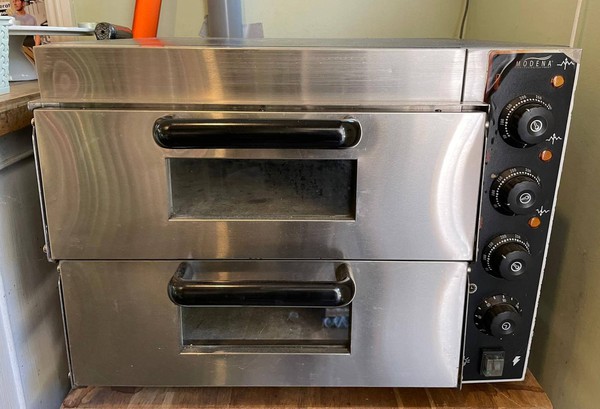 Two deck electric pizza oven