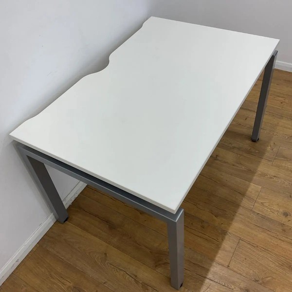 Secondhand 118x White 1200mm Straight Desk