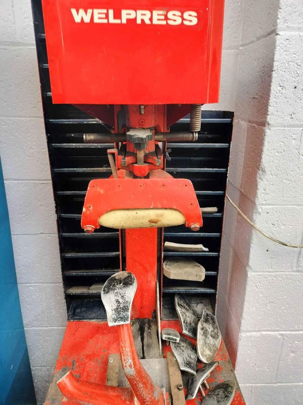 Shoe repair press