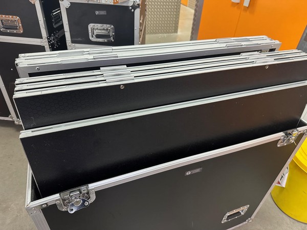 Flight case portable folding stage