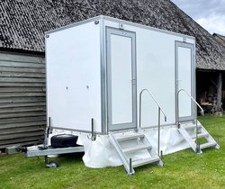 Luxury 1+1 Recirc Or Mains Toilet Trailer