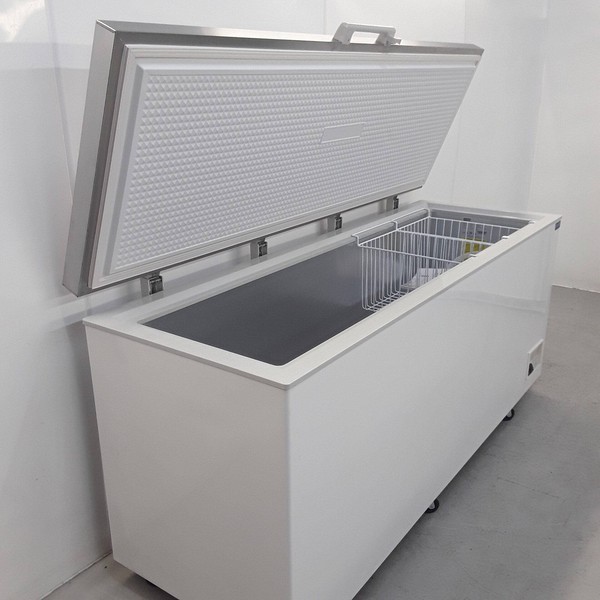 Commercial chest freezer