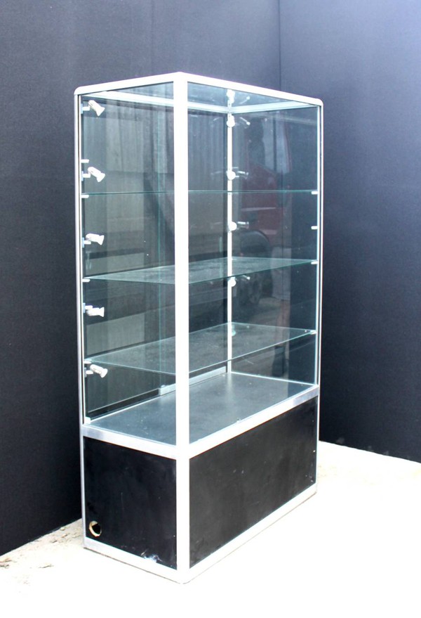 Shop / exhibition display case with lights