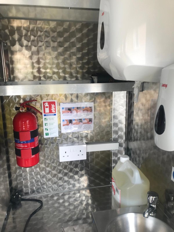 Dry powder fire extinguisher