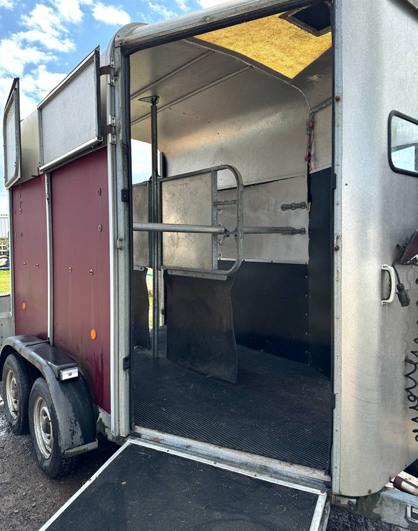 Side Ramp horse box