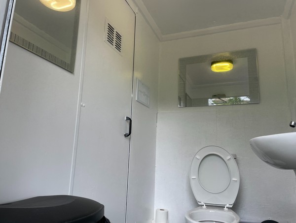 Secondhand Mobile Toilet Trailer 1+1