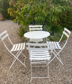 Secondhand 2x Contemporary White Metal Table And Chair Set For Sale