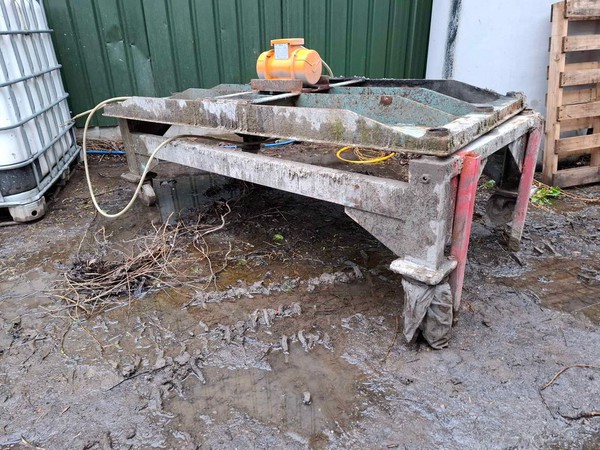 Second hand vibrating table for making concrete products