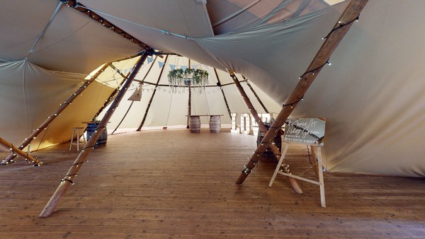 Secondhand Tipi wedding venue