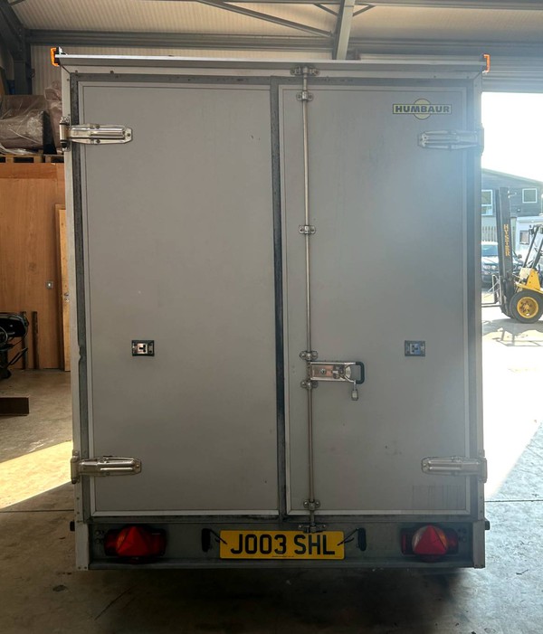 Fridge trailer with double back doors