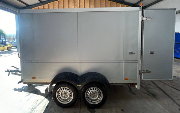 Twin wheel refrigerated box trailer