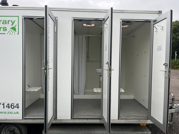 6 Bay Shower Trailer