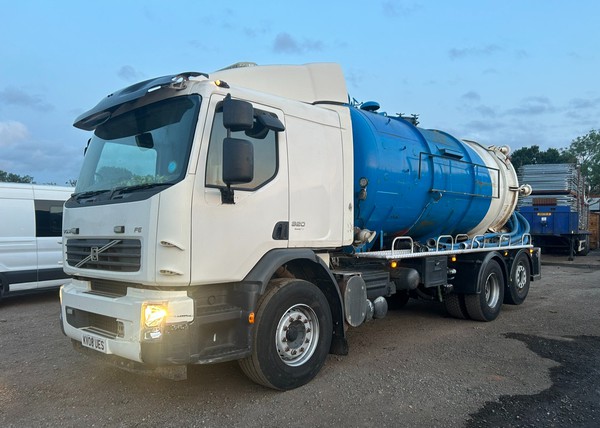 18T 3200 Gallon Vacuum Tanker For Sale