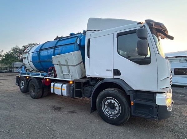 Volvo 18T 3200 Gallon Vacuum Tanker