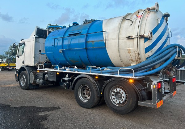 Volvo 18T 3200 Gallon Vacuum Tanker For Sale