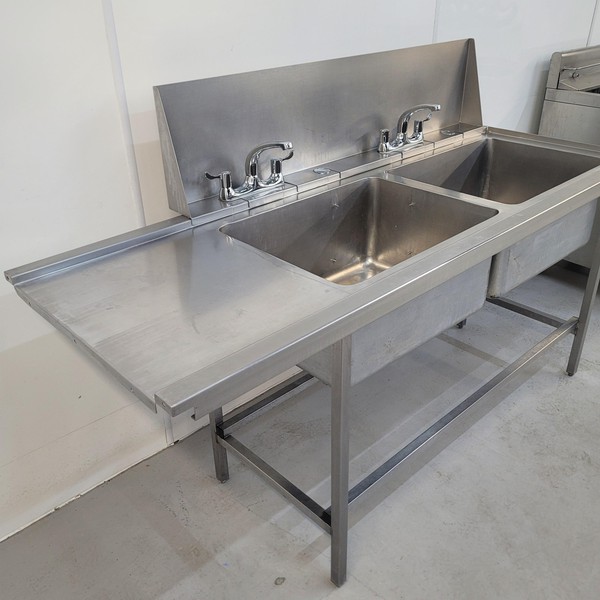 Double sink with left and drainer